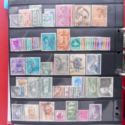 Lot massif de timbres d'Asie - Moyen Orient neufs et oblitérés en un album.