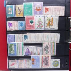 Lot massif de timbres d'Asie - Moyen Orient neufs et oblitérés en un album.