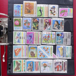 Lot massif de timbres d'Asie - Moyen Orient neufs et oblitérés en un album.