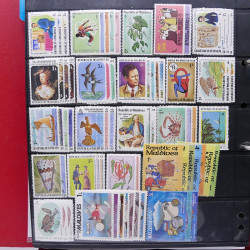 Lot massif de timbres d'Asie - Moyen Orient neufs et oblitérés en un album.