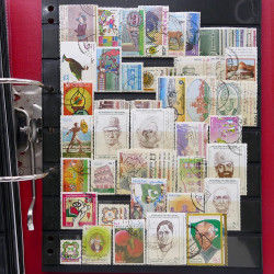 Lot massif de timbres d'Asie - Moyen Orient neufs et oblitérés en un album.