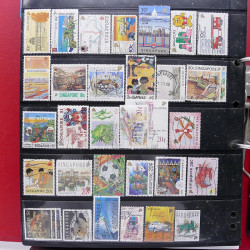 Lot massif de timbres d'Asie - Moyen Orient neufs et oblitérés en un album.