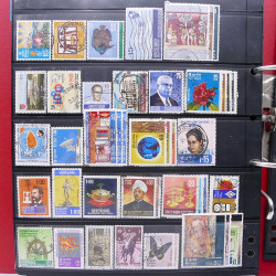 Lot massif de timbres d'Asie - Moyen Orient neufs et oblitérés en un album.