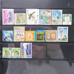 Lot massif de timbres d'Asie - Moyen Orient neufs et oblitérés en un album.