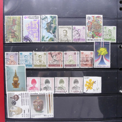 Lot massif de timbres d'Asie - Moyen Orient neufs et oblitérés en un album.