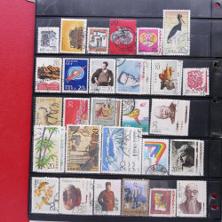 Lot massif de timbres d'Asie - Moyen Orient neufs et oblitérés en un album.