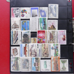 Lot massif de timbres d'Asie - Moyen Orient neufs et oblitérés en un album.