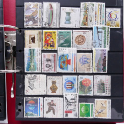 Lot massif de timbres d'Asie - Moyen Orient neufs et oblitérés en un album.