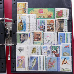 Lot massif de timbres d'Asie - Moyen Orient neufs et oblitérés en un album.