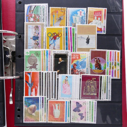 Lot massif de timbres d'Asie - Moyen Orient neufs et oblitérés en un album.