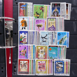 Lot massif de timbres d'Asie - Moyen Orient neufs et oblitérés en un album.