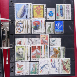 Lot massif de timbres d'Asie - Moyen Orient neufs et oblitérés en un album.