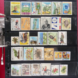 Lot massif de timbres d'Asie - Moyen Orient neufs et oblitérés en un album.