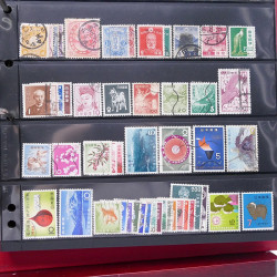 Lot massif de timbres d'Asie - Moyen Orient neufs et oblitérés en un album.