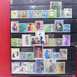 Lot massif de timbres d'Asie - Moyen Orient neufs et oblitérés en un album.