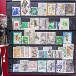 Lot massif de timbres d'Asie - Moyen Orient neufs et oblitérés en un album.