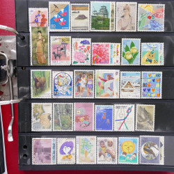 Lot massif de timbres d'Asie - Moyen Orient neufs et oblitérés en un album.