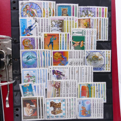 Lot massif de timbres d'Asie - Moyen Orient neufs et oblitérés en un album.