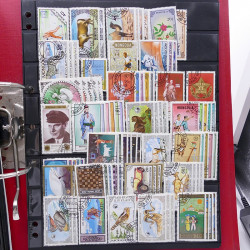 Lot massif de timbres d'Asie - Moyen Orient neufs et oblitérés en un album.