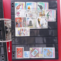 Lot massif de timbres d'Asie - Moyen Orient neufs et oblitérés en un album.