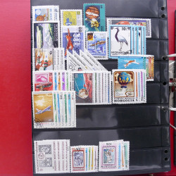 Lot massif de timbres d'Asie - Moyen Orient neufs et oblitérés en un album.