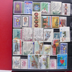 Lot massif de timbres d'Asie - Moyen Orient neufs et oblitérés en un album.