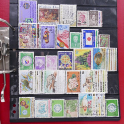 Lot massif de timbres d'Asie - Moyen Orient neufs et oblitérés en un album.