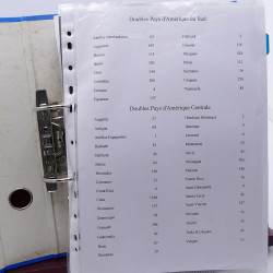 Lot massif de timbres d'Amérique du sud et centrale neufs et oblitérés en un album.