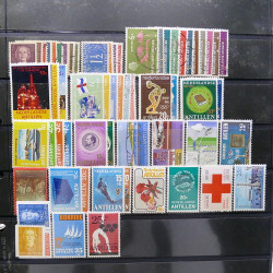 Lot massif de timbres d'Amérique du sud et centrale neufs et oblitérés en un album.