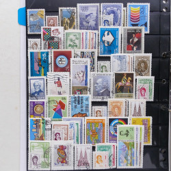 Lot massif de timbres d'Amérique du sud et centrale neufs et oblitérés en un album.