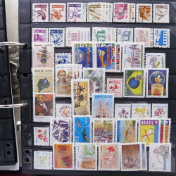 Lot massif de timbres d'Amérique du sud et centrale neufs et oblitérés en un album.