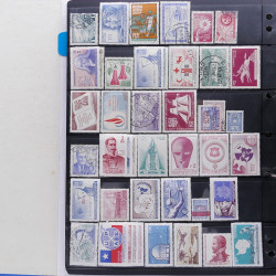 Lot massif de timbres d'Amérique du sud et centrale neufs et oblitérés en un album.