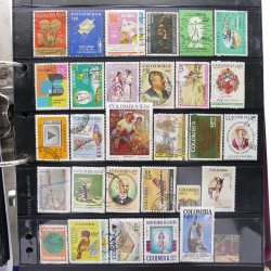 Lot massif de timbres d'Amérique du sud et centrale neufs et oblitérés en un album.