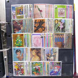 Lot massif de timbres d'Amérique du sud et centrale neufs et oblitérés en un album.