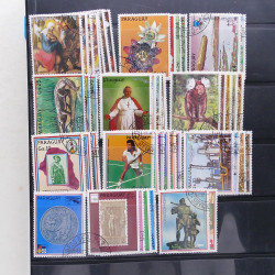 Lot massif de timbres d'Amérique du sud et centrale neufs et oblitérés en un album.