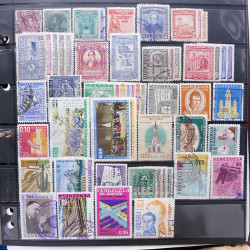 Lot massif de timbres d'Amérique du sud et centrale neufs et oblitérés en un album.
