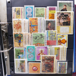 Lot massif de timbres d'Amérique du sud et centrale neufs et oblitérés en un album.