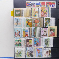 Lot massif de timbres d'Amérique du sud et centrale neufs et oblitérés en un album.