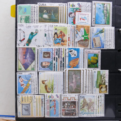 Lot massif de timbres d'Amérique du sud et centrale neufs et oblitérés en un album.