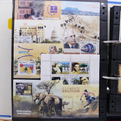 Lot massif de timbres d'Amérique du sud et centrale neufs et oblitérés en un album.