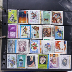 Lot massif de timbres d'Amérique du sud et centrale neufs et oblitérés en un album.