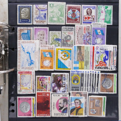 Lot massif de timbres d'Amérique du sud et centrale neufs et oblitérés en un album.