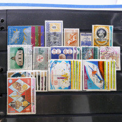 Lot massif de timbres d'Amérique du sud et centrale neufs et oblitérés en un album.