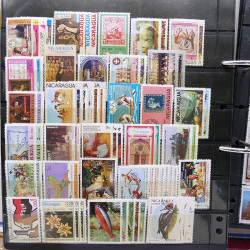 Lot massif de timbres d'Amérique du sud et centrale neufs et oblitérés en un album.