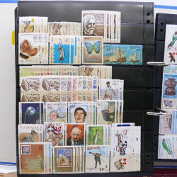 Lot massif de timbres d'Amérique du sud et centrale neufs et oblitérés en un album.