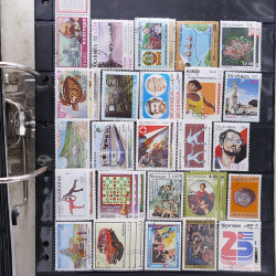 Lot massif de timbres d'Amérique du sud et centrale neufs et oblitérés en un album.