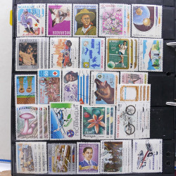 Lot massif de timbres d'Amérique du sud et centrale neufs et oblitérés en un album.
