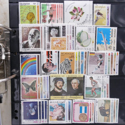 Lot massif de timbres d'Amérique du sud et centrale neufs et oblitérés en un album.