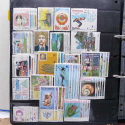 Lot massif de timbres d'Amérique du sud et centrale neufs et oblitérés en un album.