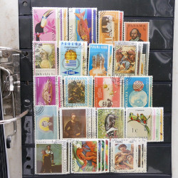 Lot massif de timbres d'Amérique du sud et centrale neufs et oblitérés en un album.